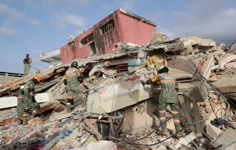 Intensifican labores de rescate con maquinaria pesada en La Guaira tras los terremotos