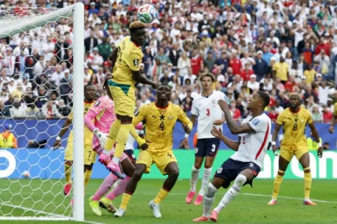 A Inglaterra se le atraganta Ghana