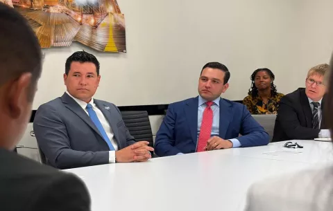 Alcaldes de Panamá y el embajador de EE. UU. coordinan acciones para el desarrollo comunitario