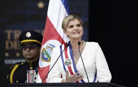 Evacúan a la presidenta de Costa Rica tras registrarse una explosión durante una gira de campo