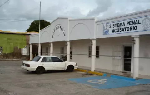 Madre pide justicia por la custodia de su hija ante autoridades de Los Santos