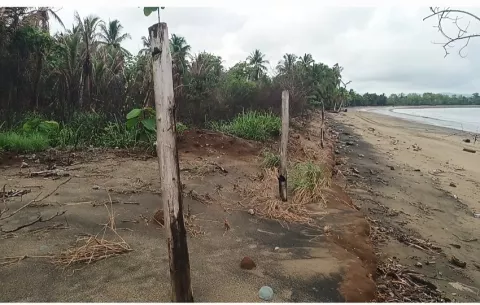 Malestar en Veraguas: Van tras las cercas de alambre de púas que privatizan playas en Mariato