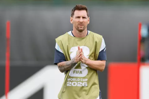 Argentina juega por la clasificación, Messi por la historia