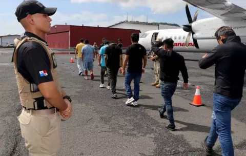 Panamá expulsa a 67 colombianos y ecuatorianos bajo el acuerdo migratorio con EE. UU.
