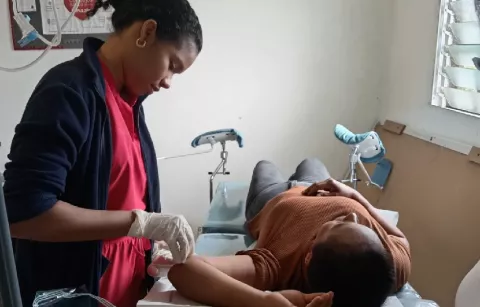 MINSA coloca implantes subdérmicos a mujeres de Cerro Azul y Altos de Pacora