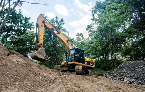 Mop draga el río Abajo en puntos críticos para frenar inundaciones en Condado del Rey y Betania