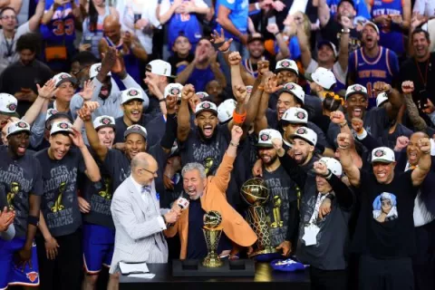 New York Knicks toca el cielo y festeja su título