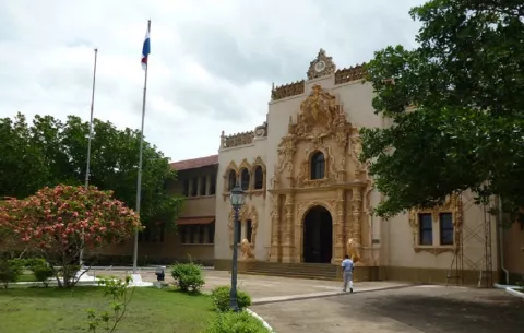 Estudiante de la Escuela Normal  de Santiago está delicada tras consumir una bebida presuntamente contaminada