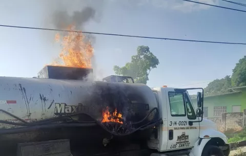Conductor de camión sufre quemaduras al incendiarse alquitrán que transportaba