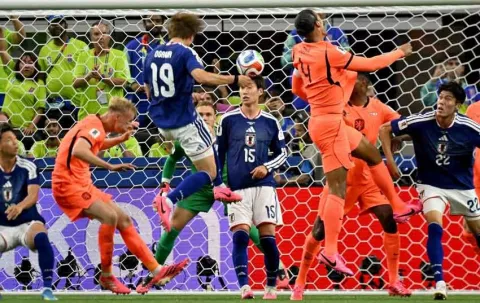 Ronald Koeman frena la euforia de Suecia: "No estamos asustados por Isak y Gyökeres"