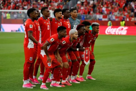 Los jugadores panameños, dolidos al perder en el descuento un partido que dominaron
