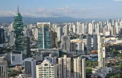 Panamá genera empleos precarios y aleja los salarios del costo de la vida, revela estudio 