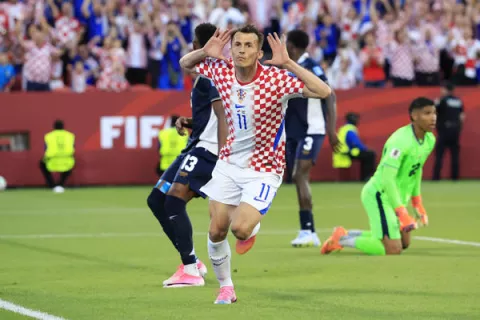Croacia toma aire con un gol de Budimir y elimina a Panamá