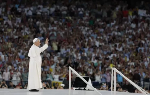 El papa saludó a Bad Bunny y a su familia en el Santiago Bernabéu