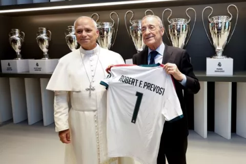 El papa León XIV es recibido por Florentino  Pérez en el Santiago Bernabéu