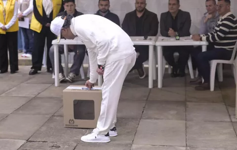 Petro vota por última vez como presidente y garantiza la transferencia del poder