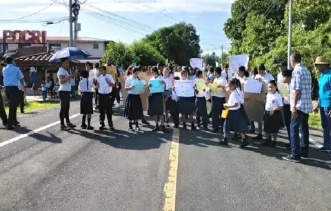 Protestas en Los Santos: Exigen frenar el cierre del bachiller marítimo y reparar plantel en Pocrí