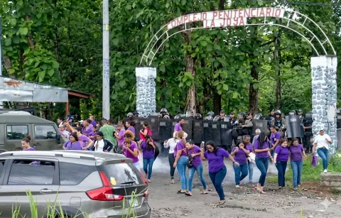 Desalojan con gases a familiares que protestaban fuera de La Joya y La Joyita