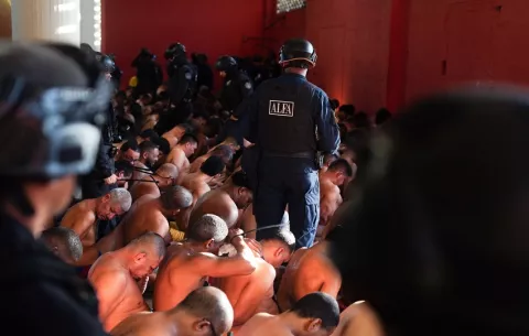Intensifican las requisas en centros penitenciarios tras fuga masiva 