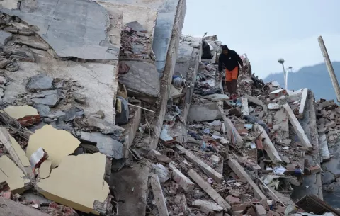 Equipos de EE.UU. rescatan a un bebé tras el doble terremoto en Venezuela