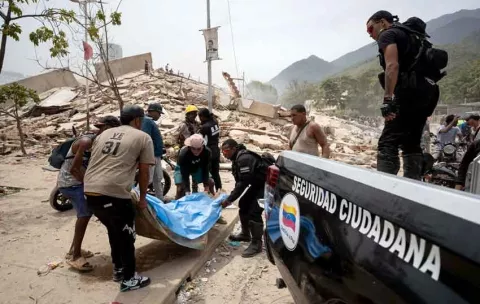 Ciudadanos rescatan a víctimas a pico y pala ante falta de maquinaria