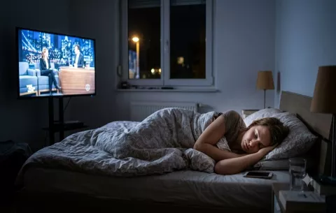 Dormir con la televisión encendida: ¿Por qué este hábito afecta tu salud y cómo solucionarlo?