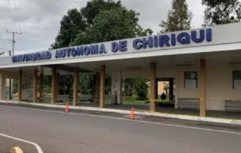 Candidata a rectora de la Unachi acusa a diputados de complicidad con la gestión de Bonagas