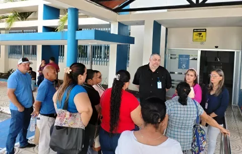 Vendedores ambulantes desalojados de policlínica de Las Tablas solicitan reubicación