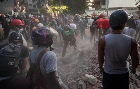 La búsqueda de vida no para pese al olor a muerte entre los escombros de La Guaira
