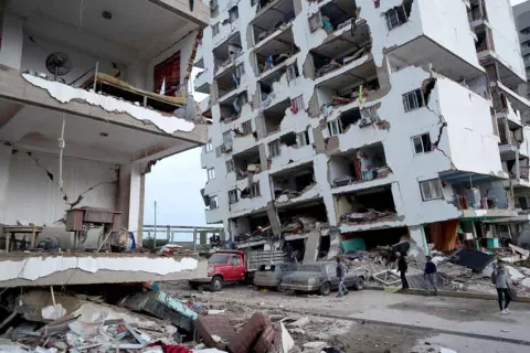 Carrera contra el reloj: Rescatistas y voluntarios buscan sobrevivientes tras devastador doblete sísmico en Venezuela