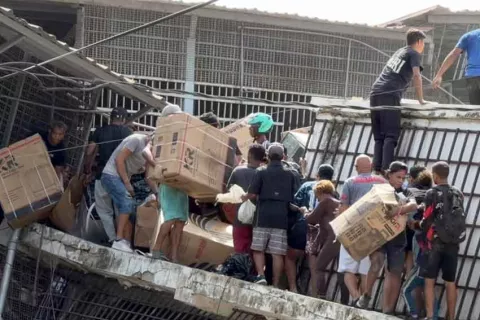 Saqueos masivos sacuden La Guaira en medio de la devastación por los terremotos