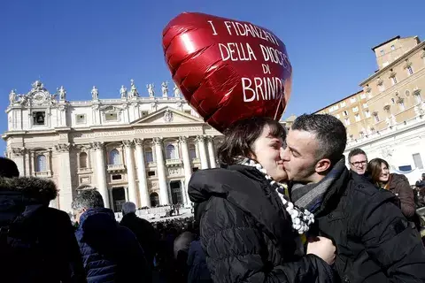 Amor y romanticismo en la Plaza de San Pedro