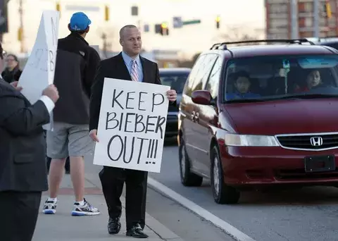  Los vecinos de Justin Bieber se unen para echarlo del vecindario
