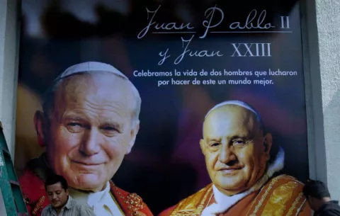 Miles de peregrinos guardan vigilia en Roma a la espera de las canonizaciones