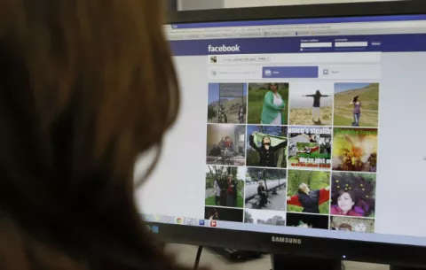 Las mujeres iraníes se sueltan el pelo en Facebook