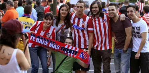 Aficionados reciben al Atlético campeón en Barajas