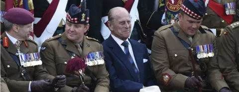 Tropa desfila en cumpleaños de reina Isabel II