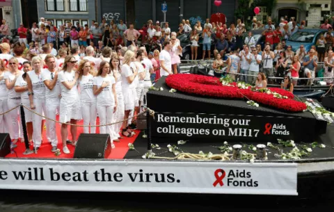 Día del Orgullo Gay en Amsterdam homenajea a las víctimas del MH17
