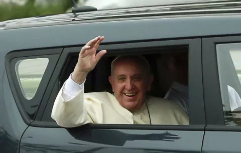 Pequeño auto del papa fascina a surcoreanos 
