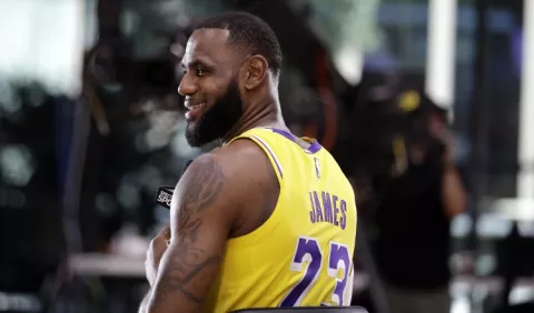 LeBron James admite que nivel de los Lakers está lejos de  los  Warriors