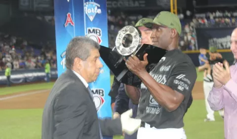 Roberto Kelly festeja en la Liga Mexicana de Béisbol