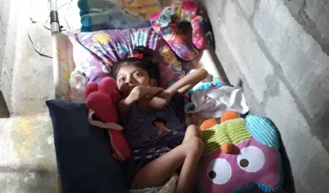 Madre de  niña con discapacidad pide ayuda a las autoridades
