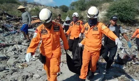 Indonesia abre fosas comunes para  víctimas del terremoto
