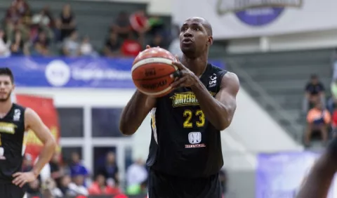 Hicks lidera a Universitarios 