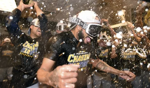Cerveceros logran barrer a los Rockies y festejan 
