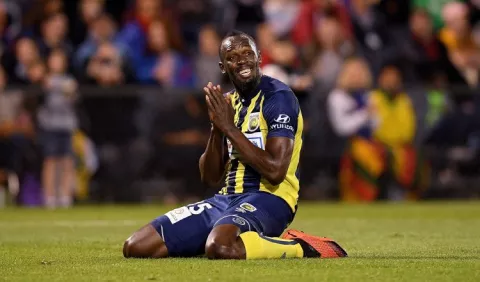 Bolt se estrena como goleador