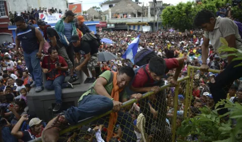 Miles de hondureños saltan el cordón de policías en Guatemala