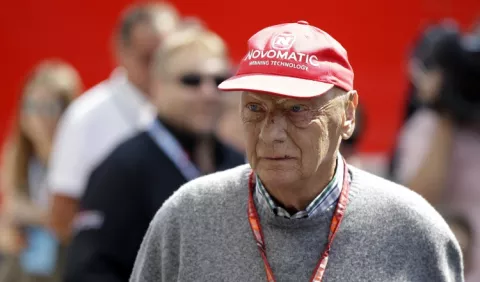 Niki Lauda sale con éxito del hospital 