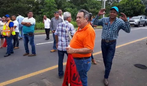 Trabajadores pierden la paciencia por no cobrar