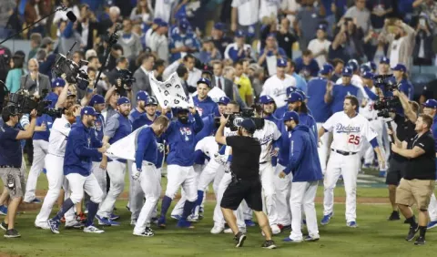 Los Dodgers ganan el partido más largo del "Clásico de Otoño"